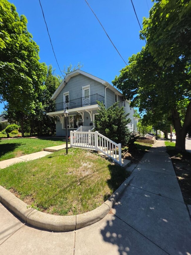 817 Chicago Ave