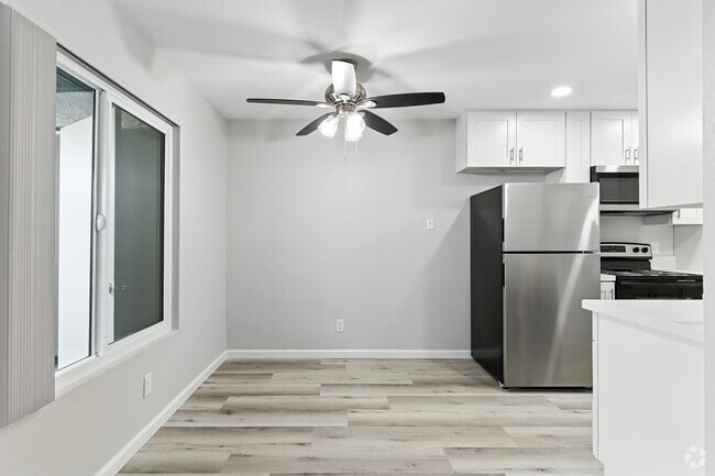 2BR, 2BA - 990 SF - Dining Area