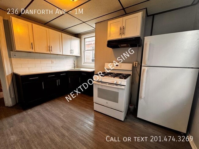 Building Photo - 236 Danforth Ave Unit 1M