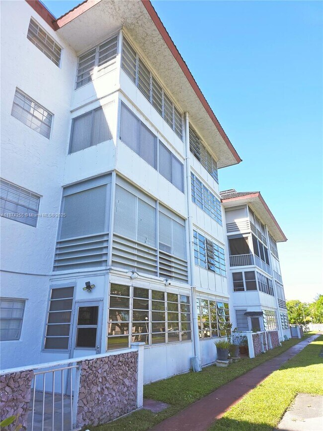 Building Photo - 4140 NW 44th Ave Unit 411