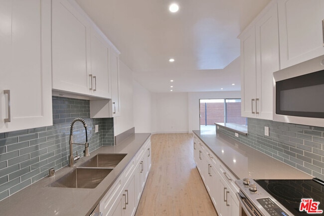 Building Photo - 136 S Palm Dr Rental