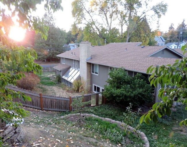Building Photo - Spacious 4 Bed / 3 Bath Near Downtown with Two Master Bedrooms!