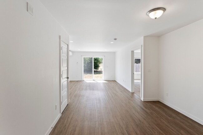 Photo - 4 Bed 2.5 Bath - Townhome - Hillcrest - NA...