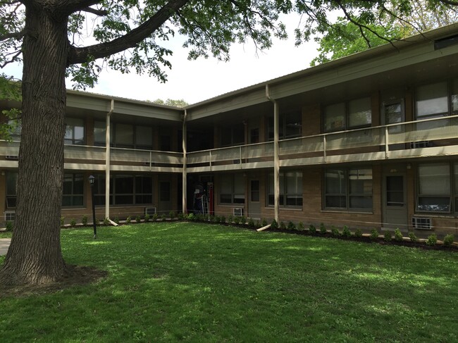 Building Photo - 805 Illini Ave Unit 202 Rental