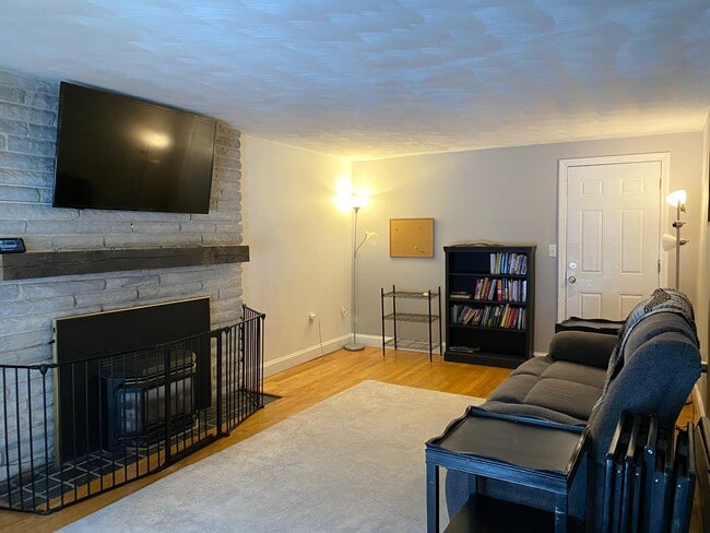 Living Room - 24 Riverdale Ave Unit House