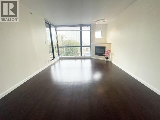 Photo - 1608-7831 Westminster Hwy Unité 7**