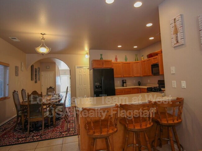 Photo - 2325 N East St