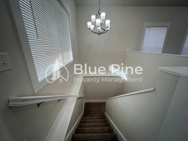 Photo - 323 Gladstone St