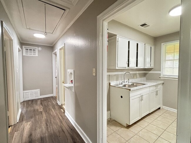 1065 Larry Ln