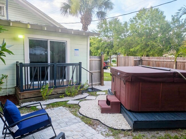 Building Photo - 448 Avenue A NE Unit Cozy Cottage