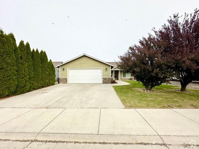 Building Photo - Charming 3 Bedroom Home