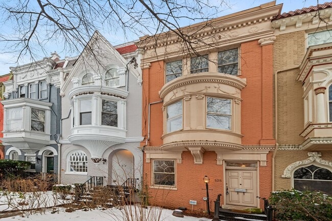 Photo - 3 Bed 2.5 Bathroom - Capitol Hill Rowhome - Driveway For Parking