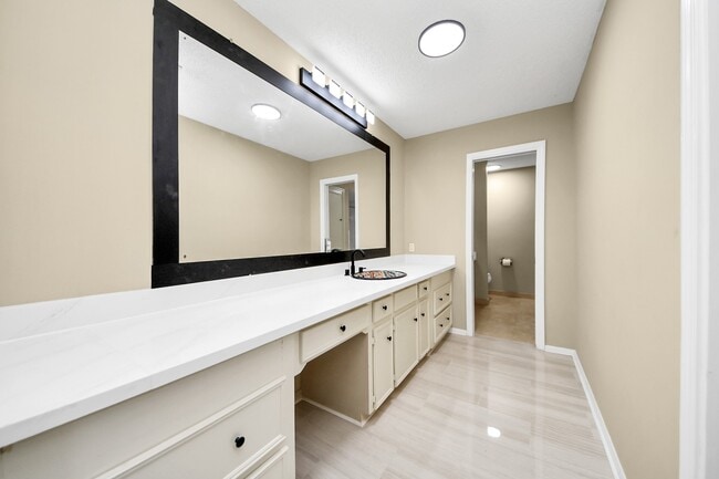 Building Photo - 5 Tiffany Square