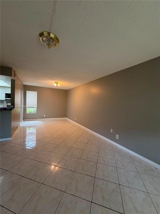 Photo - 3100 Riverside Dr Unidad 104