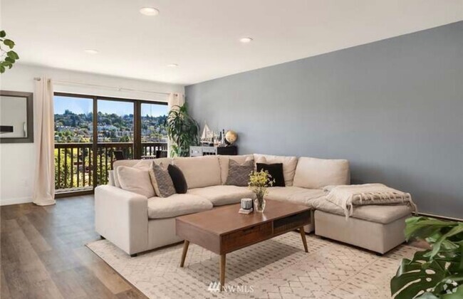 Building Photo - Magnolia Gem, Renovated for todays modern ... Unit 402 Rental