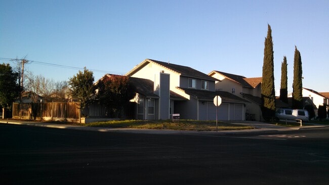 Building Photo - Huge 3 Bedroom 2.5 Bath Corner Lot Home fo...