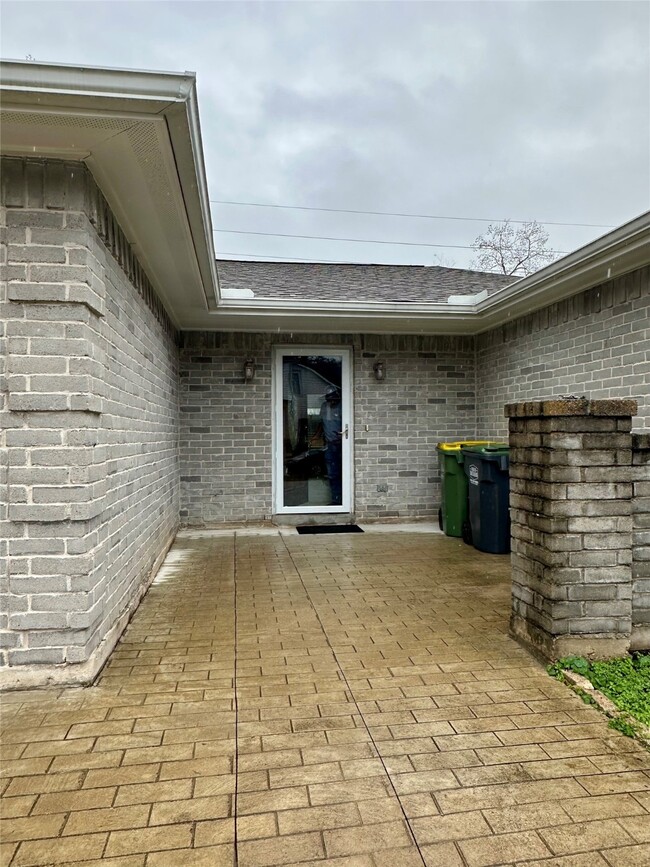 Photo - 1111 E Brompton Dr