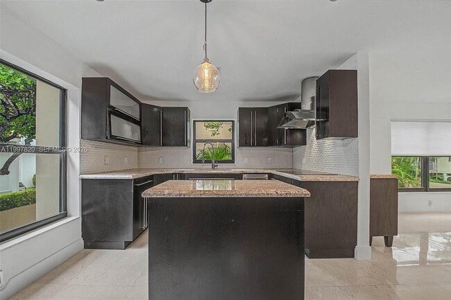 Building Photo - 2000 Brickell Ave Unit 2004