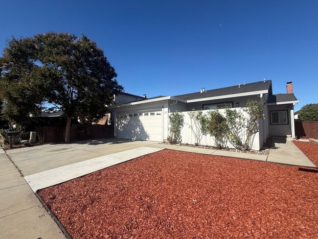 Building Photo - Cozy 3 Bedroom 2 Bath home located conveniently in San Jose