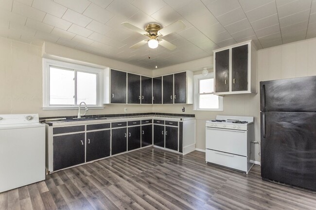 Photo - 3 bedroom 1 bath 2 Stall Garage