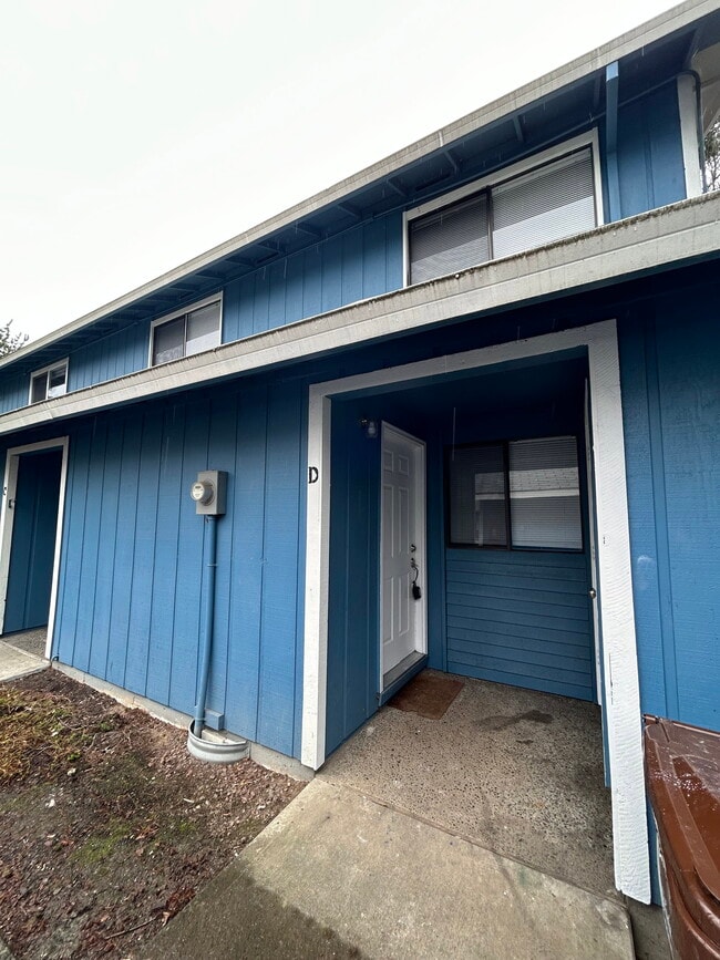 Building Photo - 3800 NW Chemult Pl Unit #D