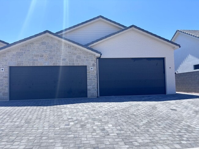 Photo - Beautiful custom single story in Moorland Park with pool