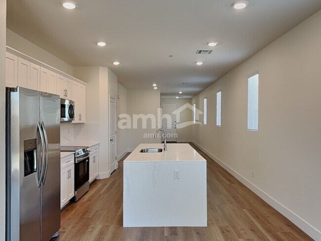 Photo - 870 English Primrose St