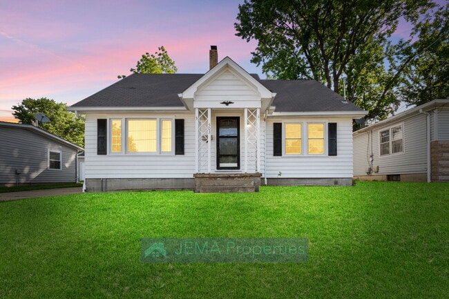 Building Photo - 503 E 8th St