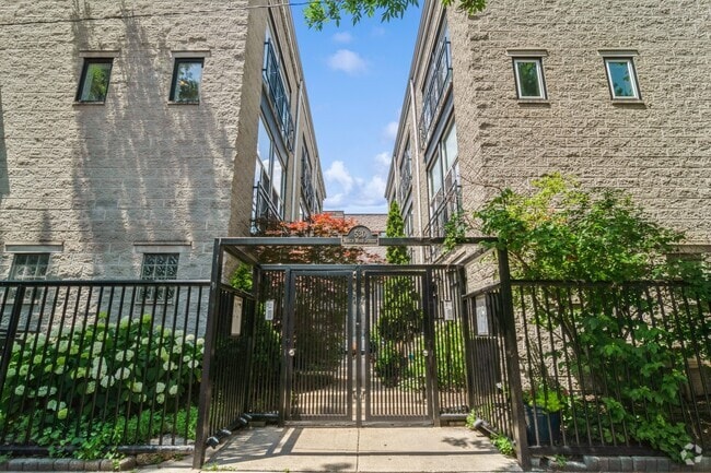 Building Photo - 530 N Wood St Rental