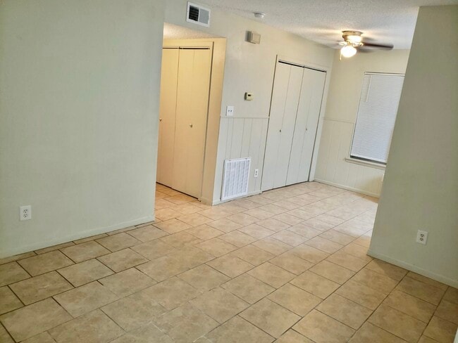 Living area/dining area - 605 Lilac Unit B