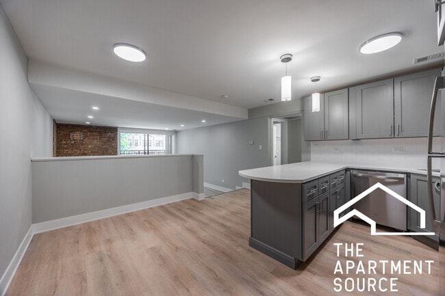 Building Photo - 1223 N La Salle Dr Unit 5D