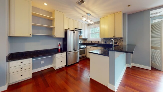 Photo - Top Floor Palisades Spacious One Bedroom W/Washer/Dryer In Unit!