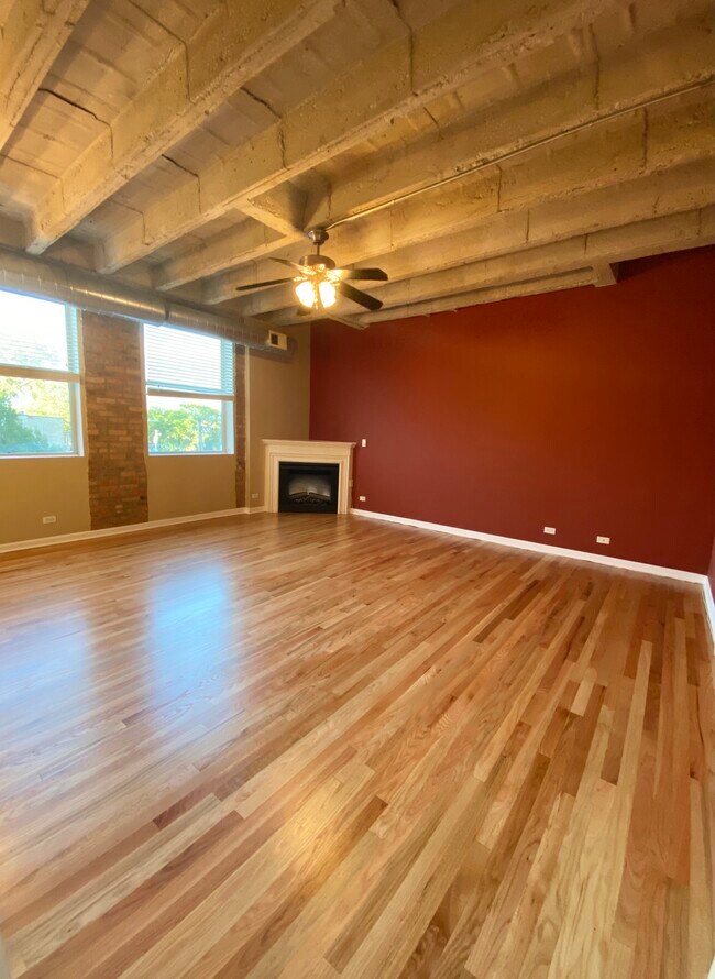 Sala de estar 1 - Nuevos pisos de madera noble - 4545 S Drexel Blvd Unidad 3D