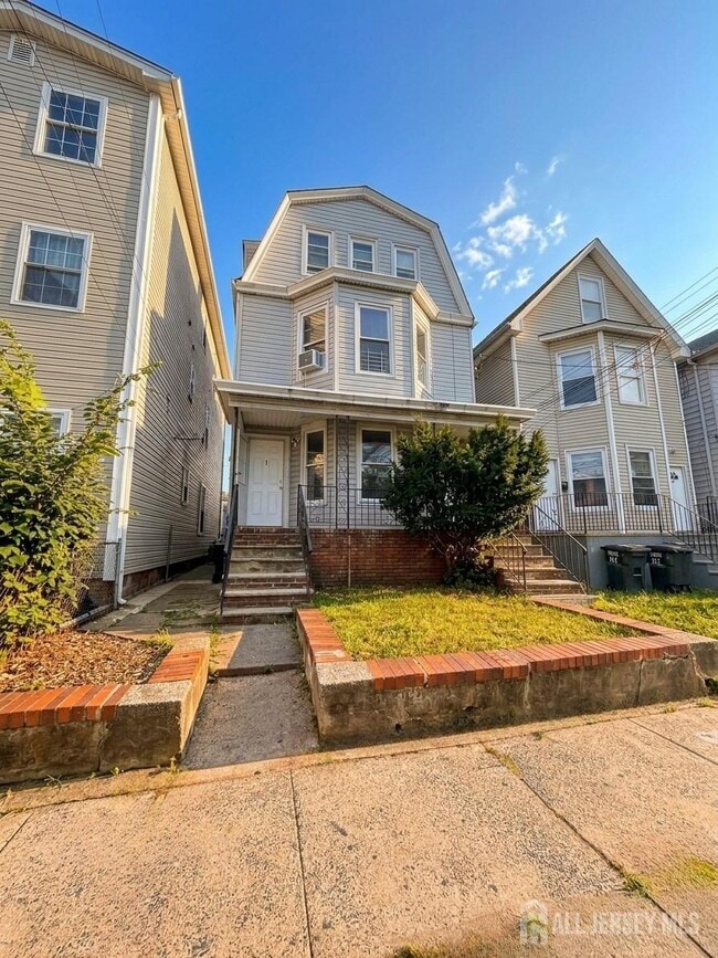 Building Photo - 1060 Bond St Unit 1