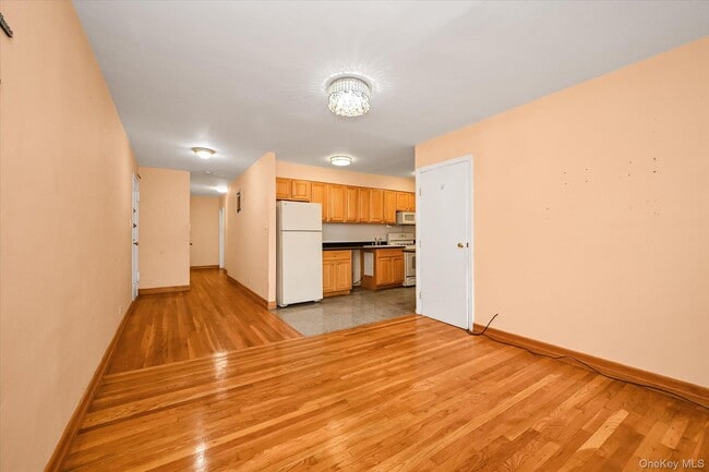 Photo - 140-18 Burden Crescent Unidad 411