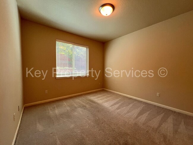 Photo - AVAILABLE NOW! Hazel Dell 5 Bedroom Close ...