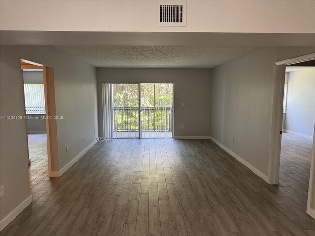 Photo - 721 N Pine Island Rd Unidad 201