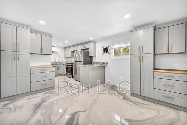 Photo - 952 Haskell St