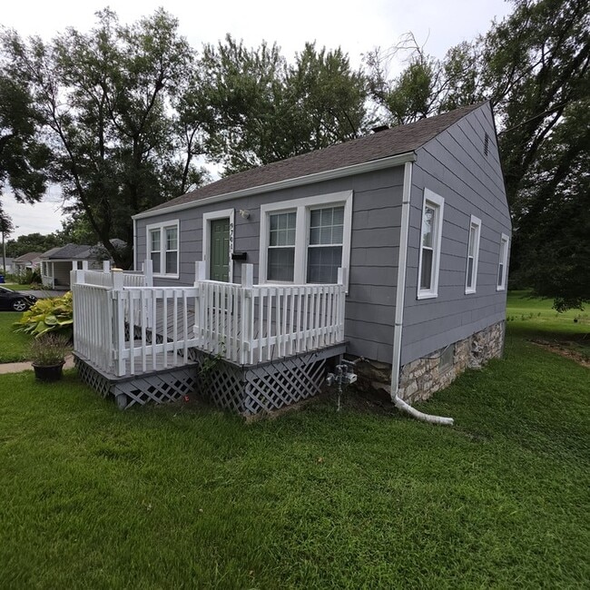Cozy 3 bedrooms and 1 bath home located on Brooklane St in Raytown, MO.