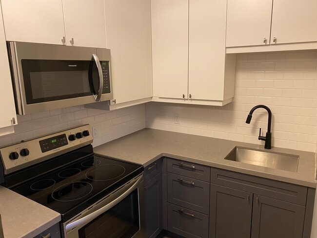 Building Photo - Lovely Studio Apartment Unit 2