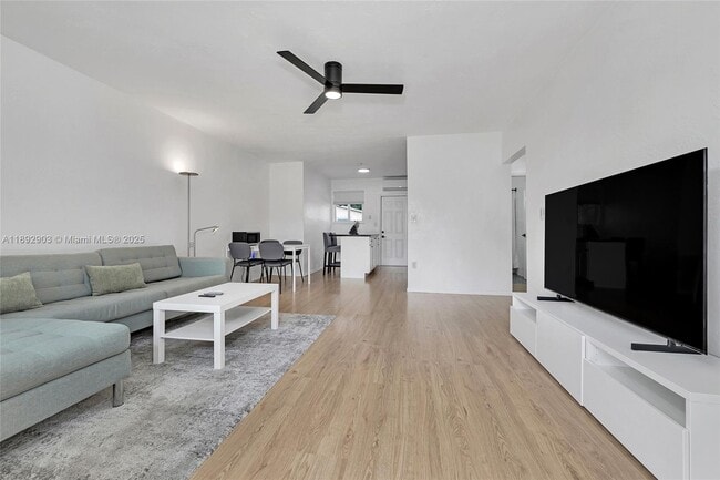 Photo - 1001 NE 110th St Unidad 1003