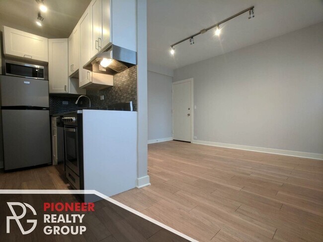 515 W Belmont Ave Unit 2