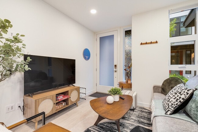 Building Photo - 1431 E Howell St