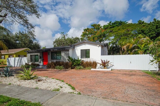 Photo - 935 NE 129th St