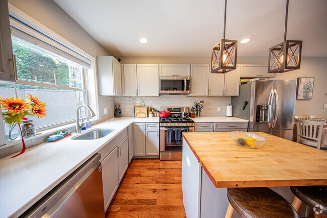 Kitchen - 2137 Sears St Rental