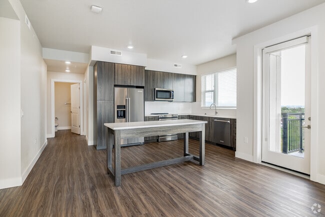 2BR, 2BA - 990SF - Reserve B - Kitchen - The Emerson