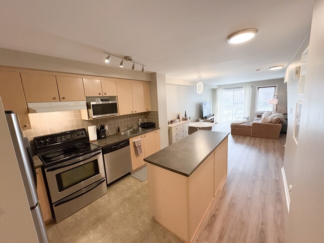 Building Photo - 710 Reardon Pvt Unit 710 Reardon Private