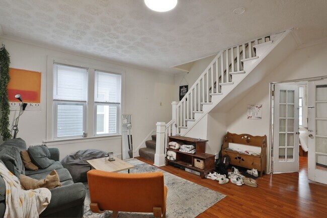 Photo - 4-5 BR HOUSE on Frambes close to High St / Short term lease available