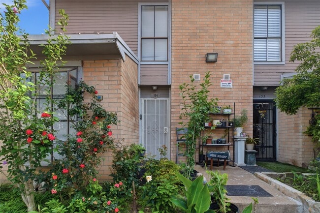 Building Photo - 11000 Kinghurst Dr Unit 134