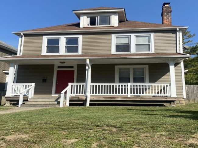 Building Photo - Welcome to 372 E 13th!!! 4 Bedroom 2 Bathr...